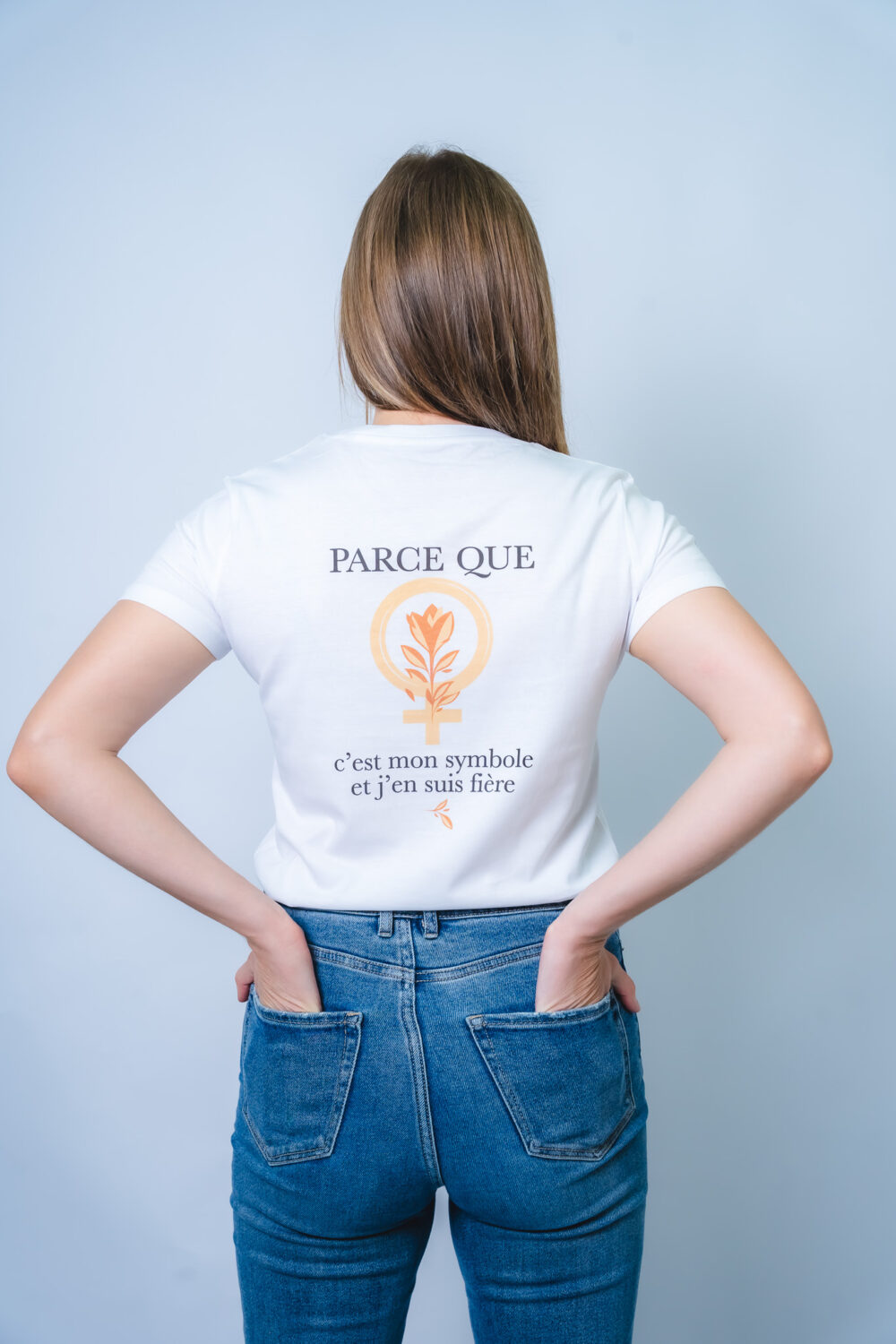 T-shirt col rond <br>"Pourquoi♀️? Parce que c’est mon symbole et j’en suis fière" – Image 2