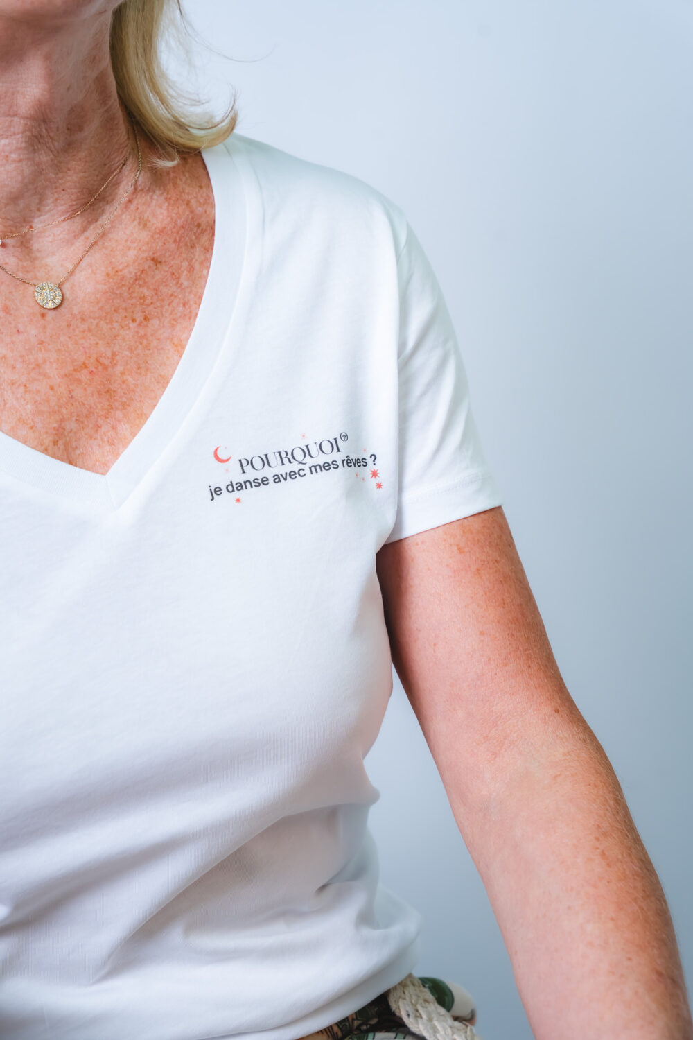 T-shirt col V <br>"Pourquoi je danse avec mes rêves ? Parce que je suis une femme libre" – Image 4
