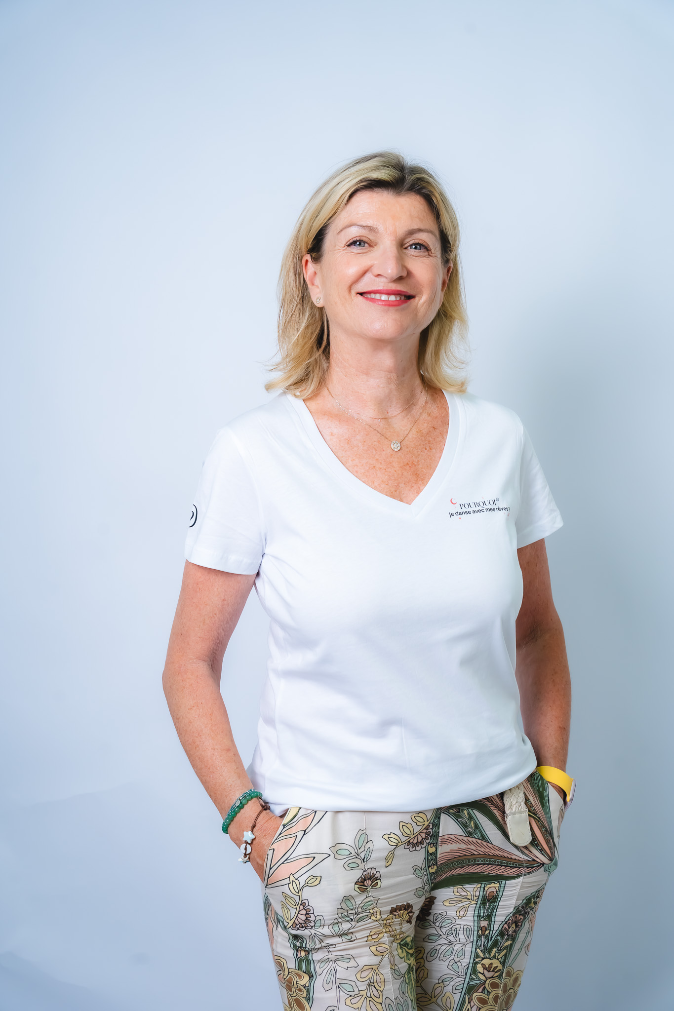 T-shirt col V <br>"Pourquoi je danse avec mes rêves ? Parce que je suis une femme libre"