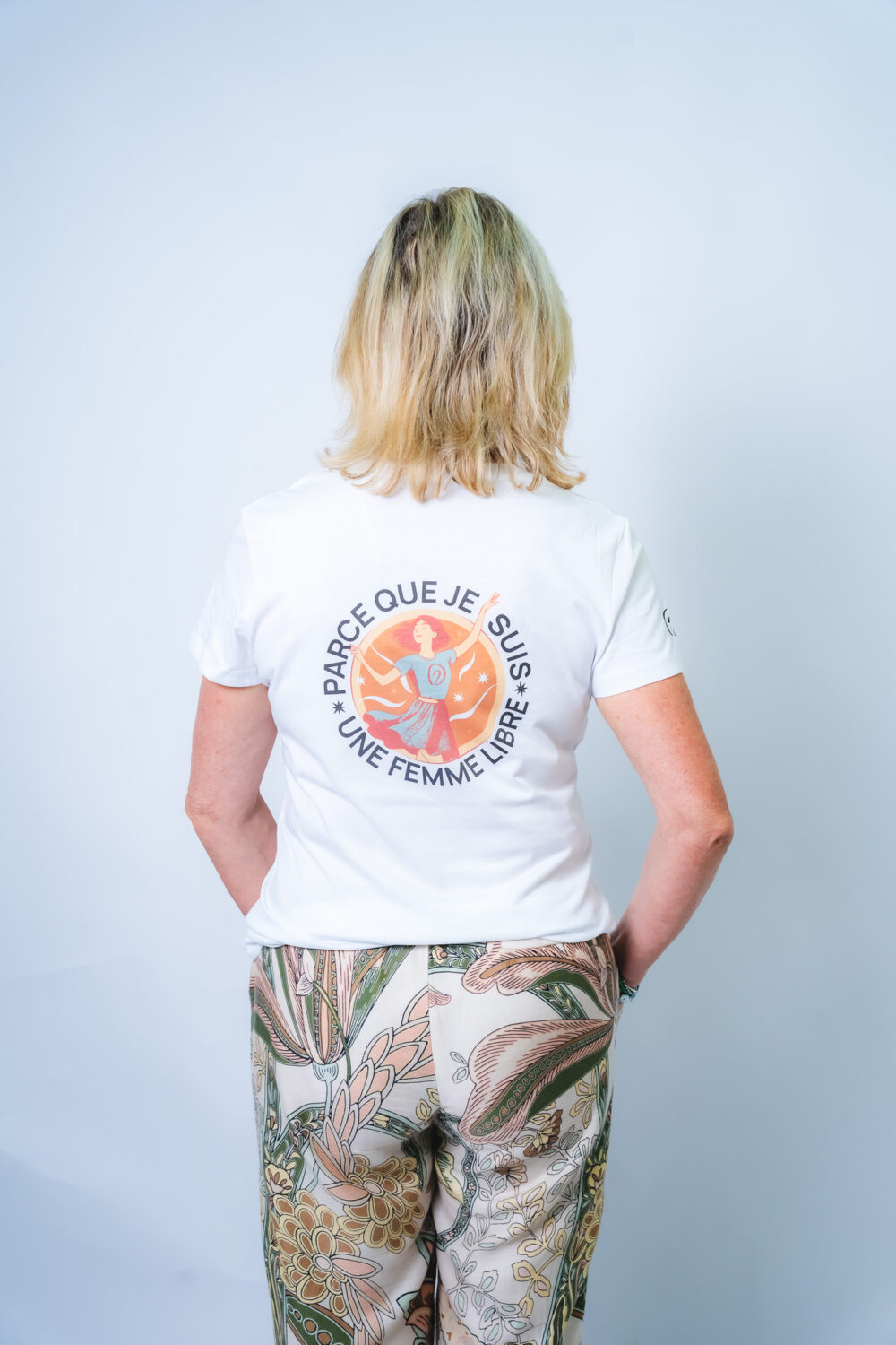 T-shirt col V <br>"Pourquoi je danse avec mes rêves ? Parce que je suis une femme libre" – Image 3