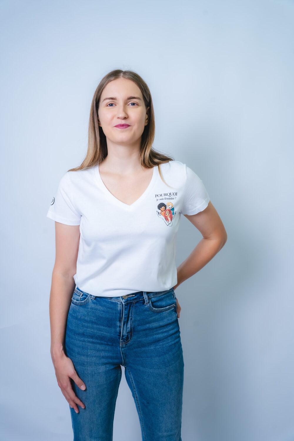 T-shirt col V <br>"Pourquoi je suis féminine ? Parce que c’est un art de vivre" – Image 4