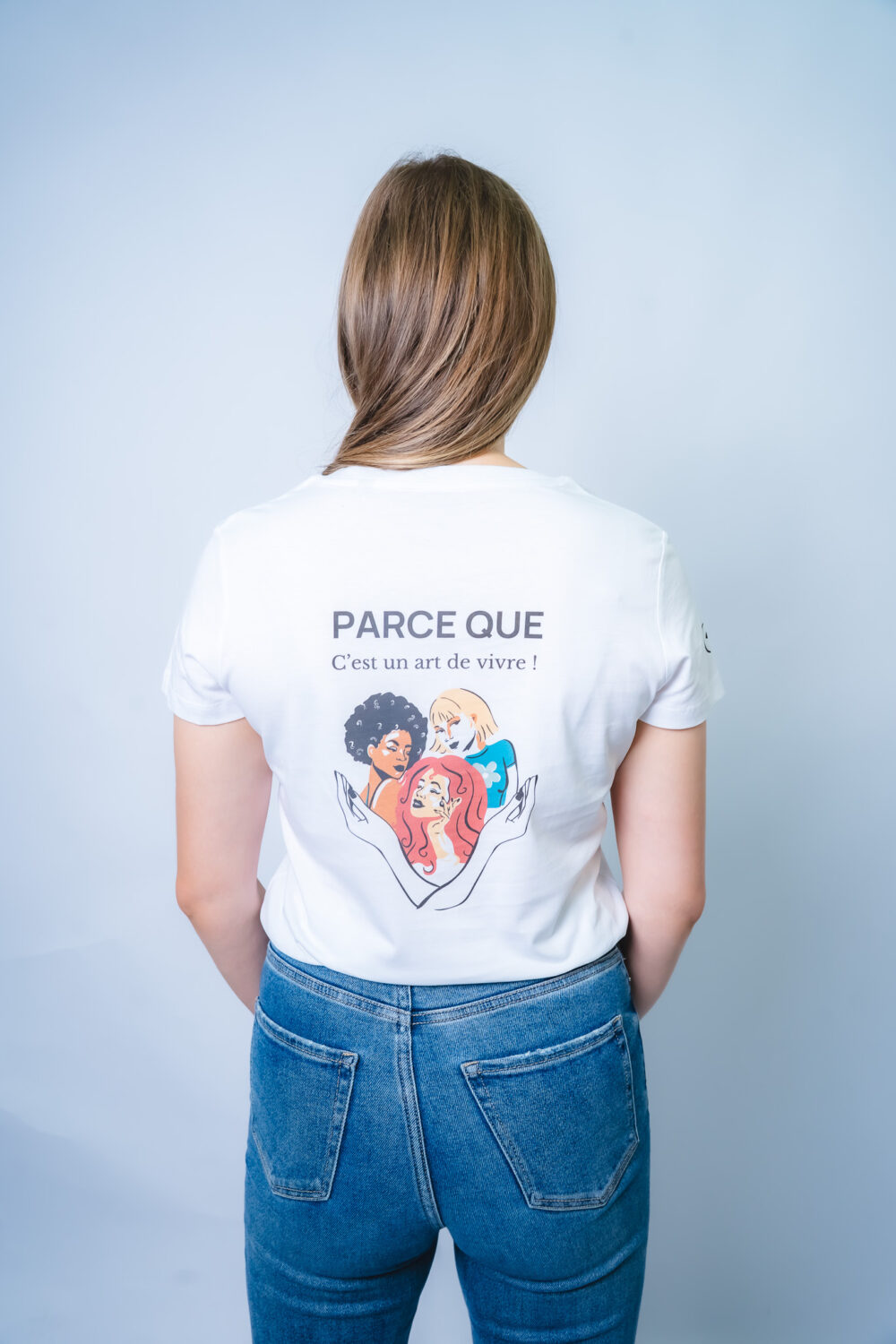T-shirt col V <br>"Pourquoi je suis féminine ? Parce que c’est un art de vivre" – Image 3