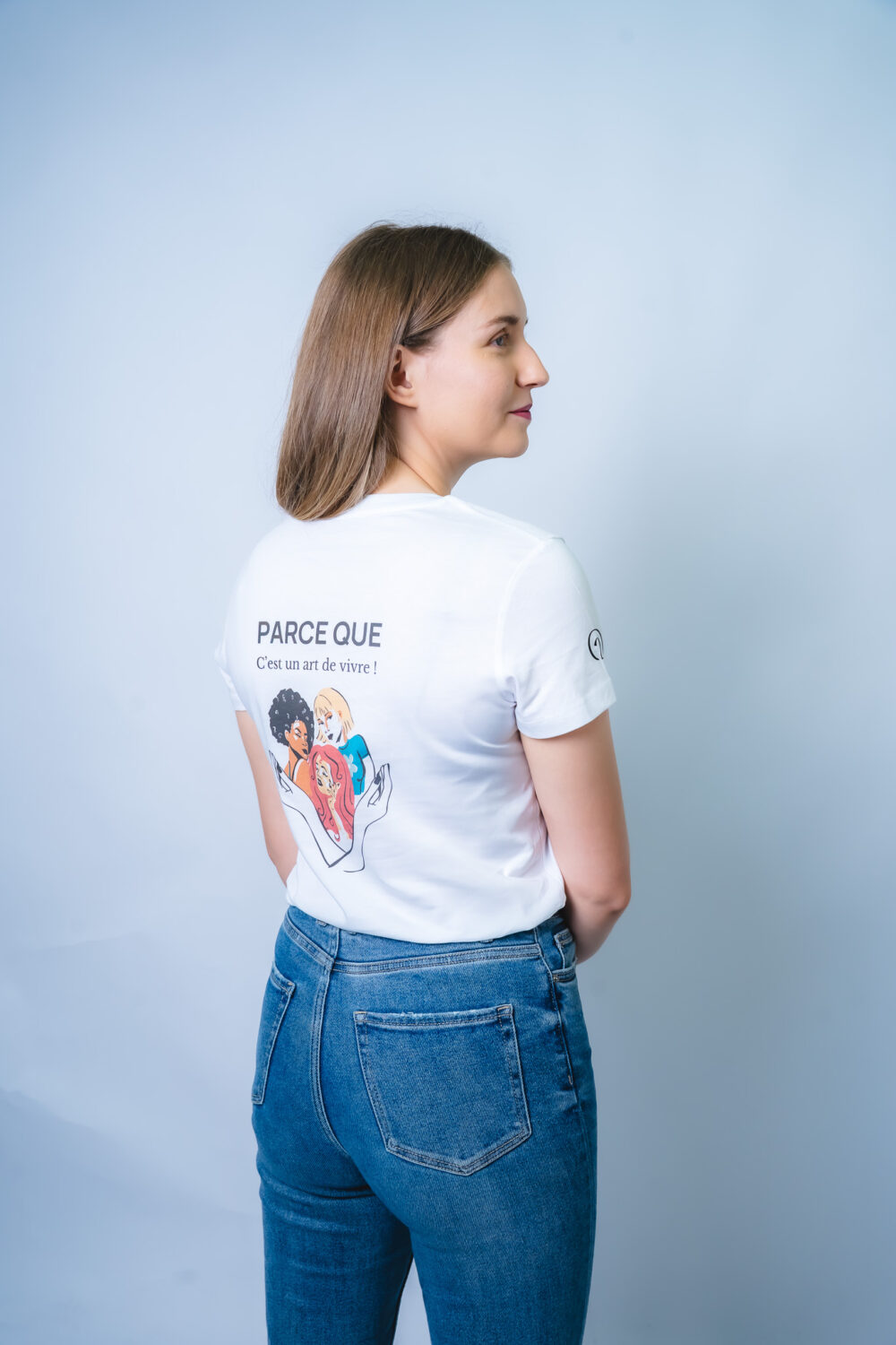 T-shirt col V <br>"Pourquoi je suis féminine ? Parce que c’est un art de vivre" – Image 2