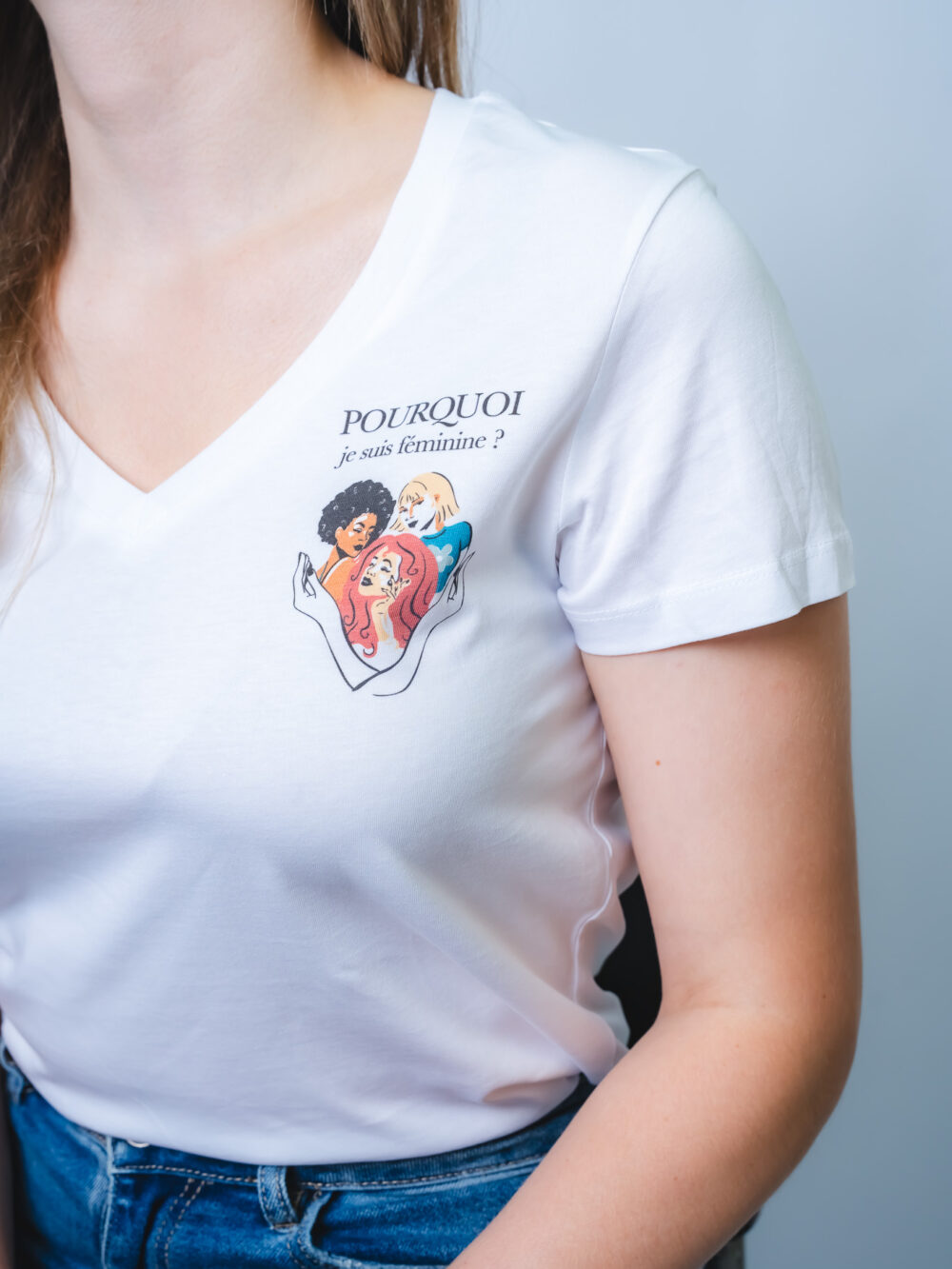 T-shirt col V <br>"Pourquoi je suis féminine ? Parce que c’est un art de vivre"