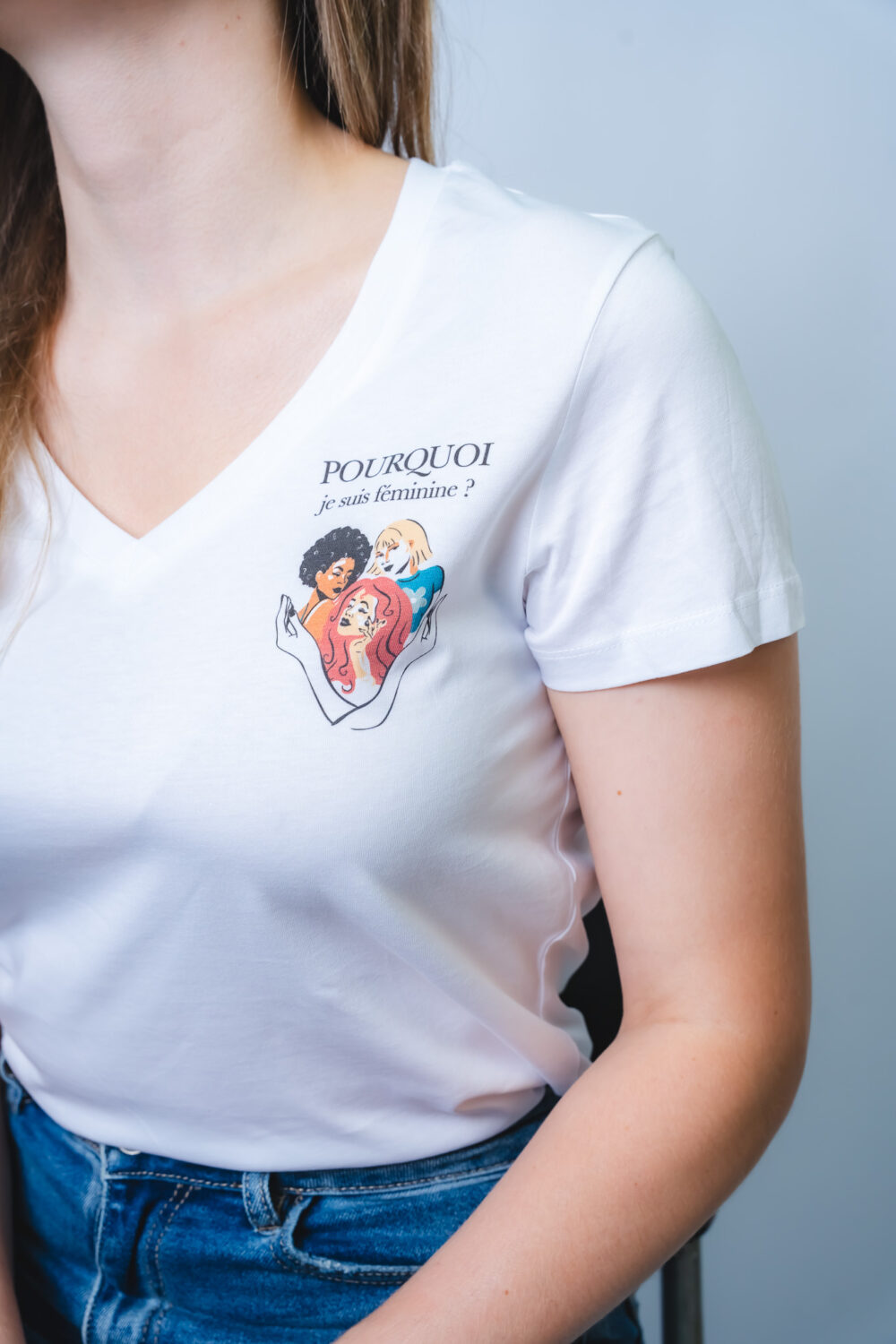 T-shirt col V <br>"Pourquoi je suis féminine ? Parce que c’est un art de vivre"