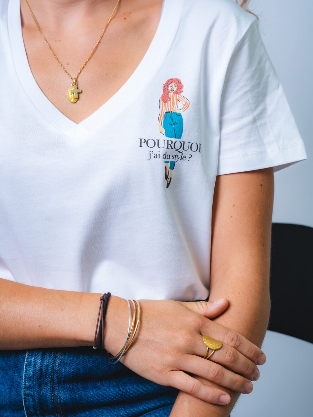 T-shirt col V <br>"Pourquoi j'ai du style ? Parce que c'est le charme à la française"