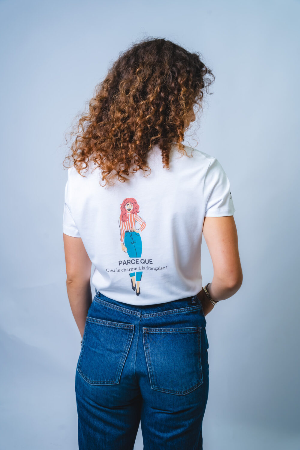 T-shirt col V <br>"Pourquoi j'ai du style ? Parce que c'est le charme à la française" – Image 3