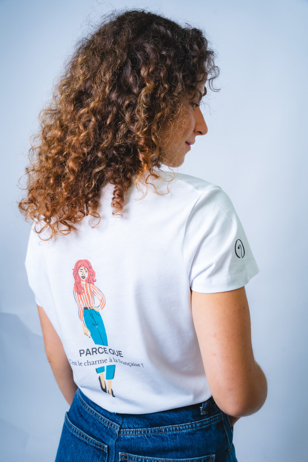 T-shirt col V <br>"Pourquoi j'ai du style ? Parce que c'est le charme à la française" – Image 2